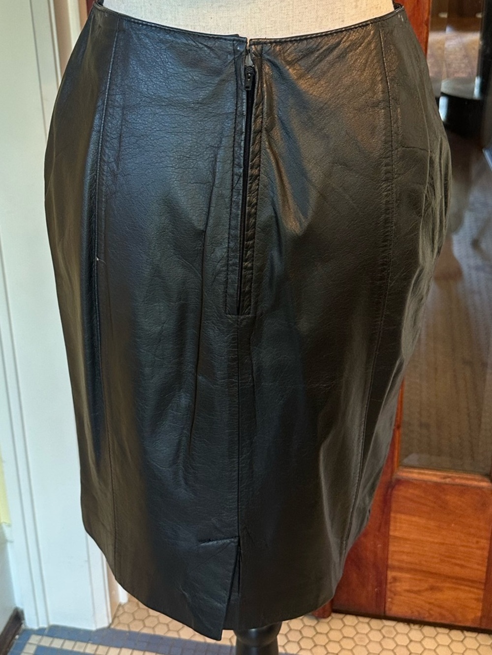 Lew Magram | VTG Black Genuine Leather Pencil Skirt, Size 8 - Picture 4 of 10
